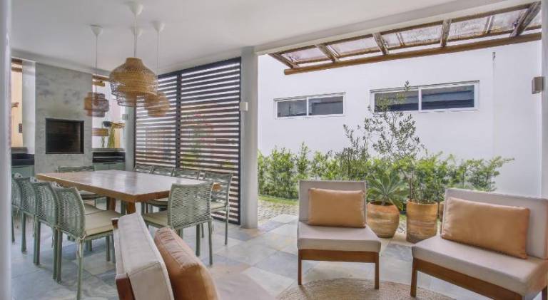 House with pool — photo 4