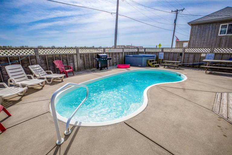 Sea Spray 80 ft from the beach Dog Friendly, Private Pool, Hot Tub Kitty Hawk — photo 4