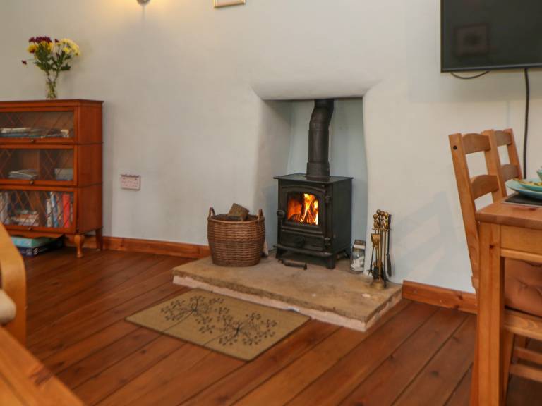 Cottage with yard — photo 3