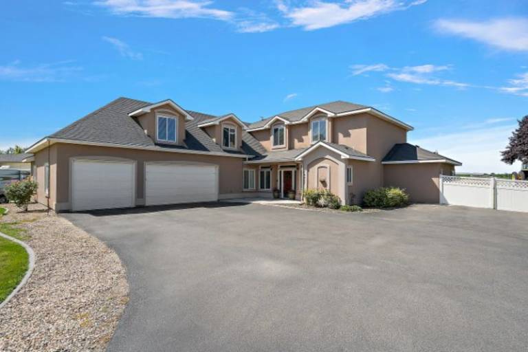 Vacation home with yard & private pool — photo 4