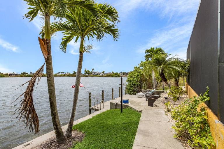 Heated Pool and Backs onto Freshwater Lake - Billie's Gulf Coast Getaway - Roelens — photo 2