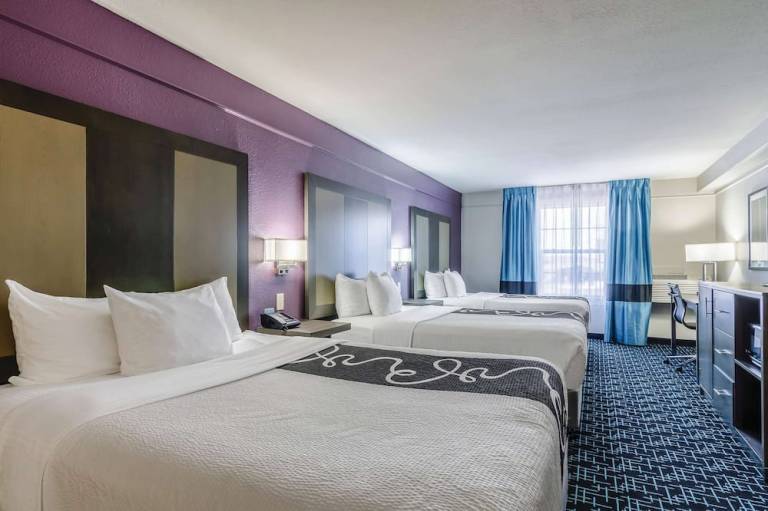 La Quinta Inn & Suites by Wyndham Kansas City Airport