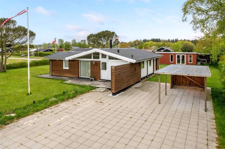 Family-friendly big vacation home with garden, patio & BBQ | Golf view | Next to the beach | Pets are welcome in Frederikshavn