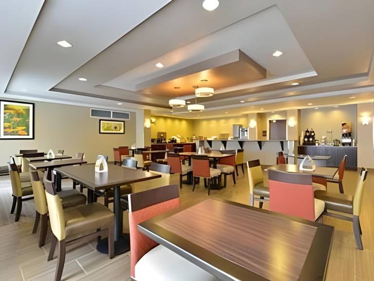 Comfort Suites Minot South — photo 4