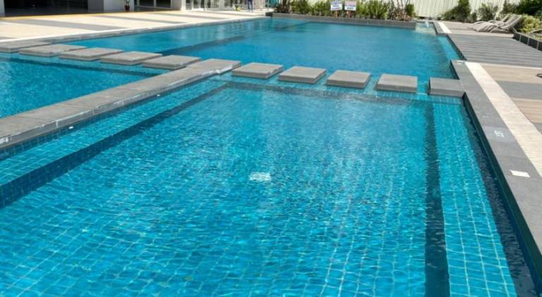 Apartment with pool, barbecue & patio — photo 4