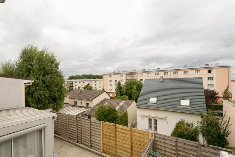 Apartment with yard — photo 4