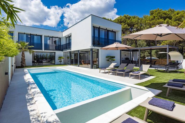 Fully equipped charming villa with sauna, private pool & patio | City view | Dogs allowed — photo 5