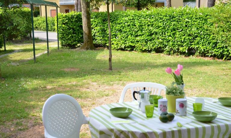 Rental apartment with yard, barbeque & patio — photo 2