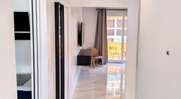 Apartment with yard & patio — photo 4