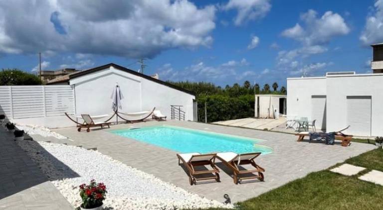 Villa with yard & pool | Dogs allowed — photo 2