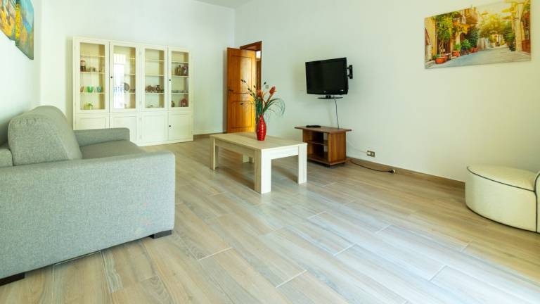 Vacation home with yard — photo 2