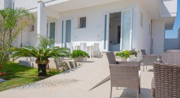 VILLA LEONARDO SAN FOCA - Room, Pool & Restaurant — photo 2