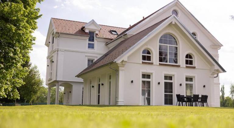 Apartment with patio, yard & BBQ in Jennersdorf
