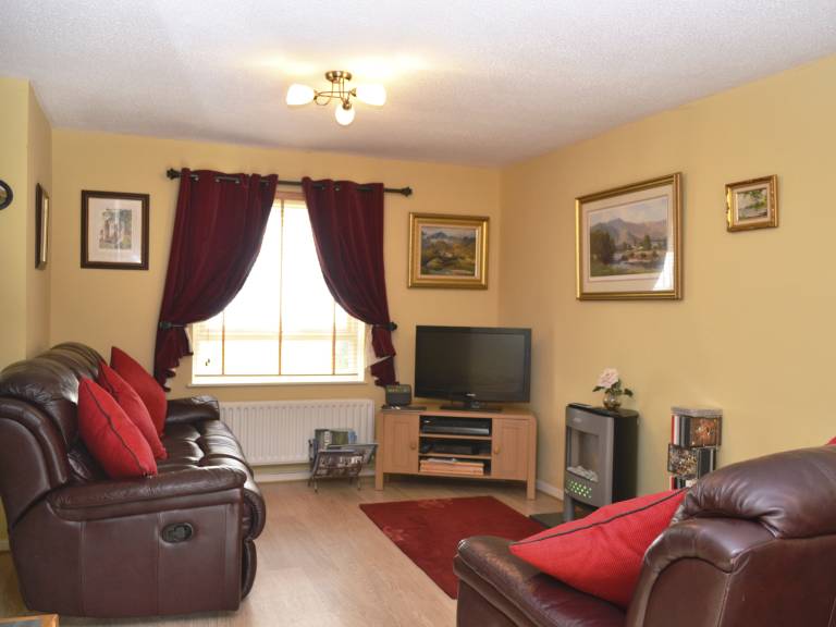 Cottage with yard — photo 2