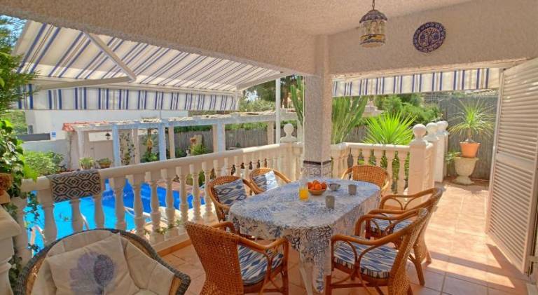 Vacation home with pool — photo 3