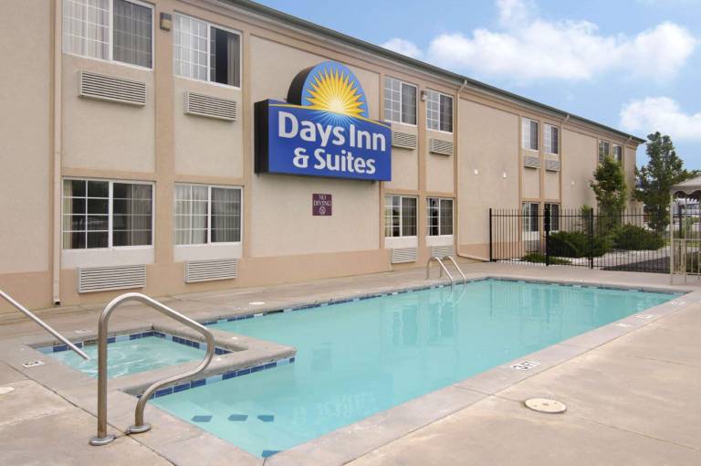 Days Inn & Suites by Wyndham Wichita — photo 3