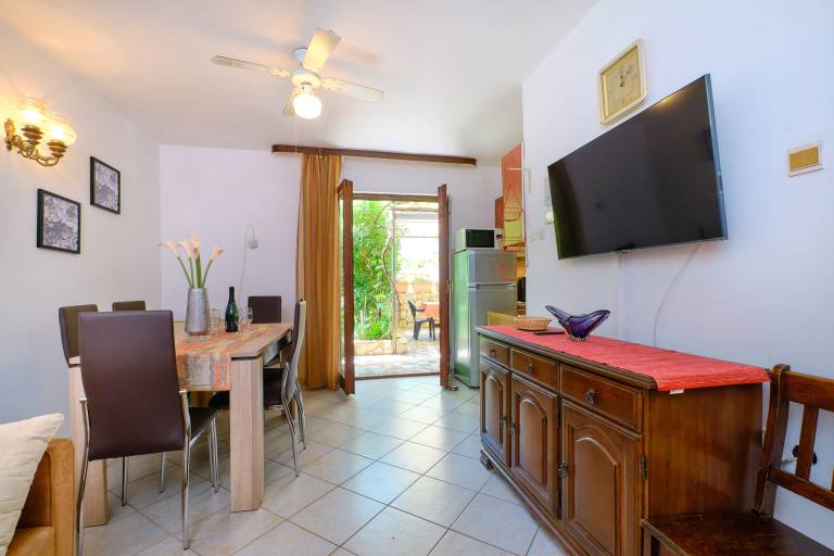 Holiday apartment with patio, garden & barbecue — photo 4