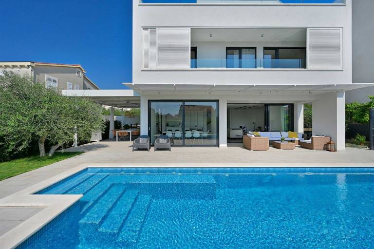 Villa with yard, private pool & patio — photo 5