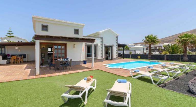 Villa with barbecue, patio & private pool in Yaiza
