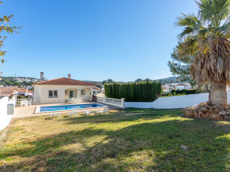 Vacation home with terrace, private pool & barbeque — photo 5