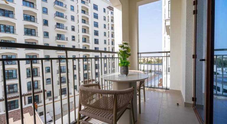Stylish 2BR with Balcony in Yas Golf Fairways — photo 5