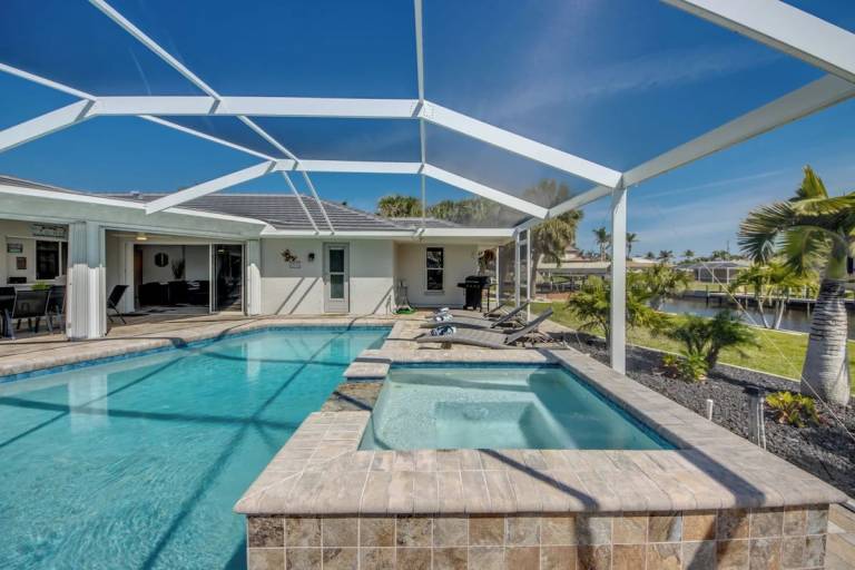 WATERFRONT - Walk to Beach, Pool/Spa, Kayaks, Bikes, Direct Gulf Access - Retro Retreat - Roelens — photo 2