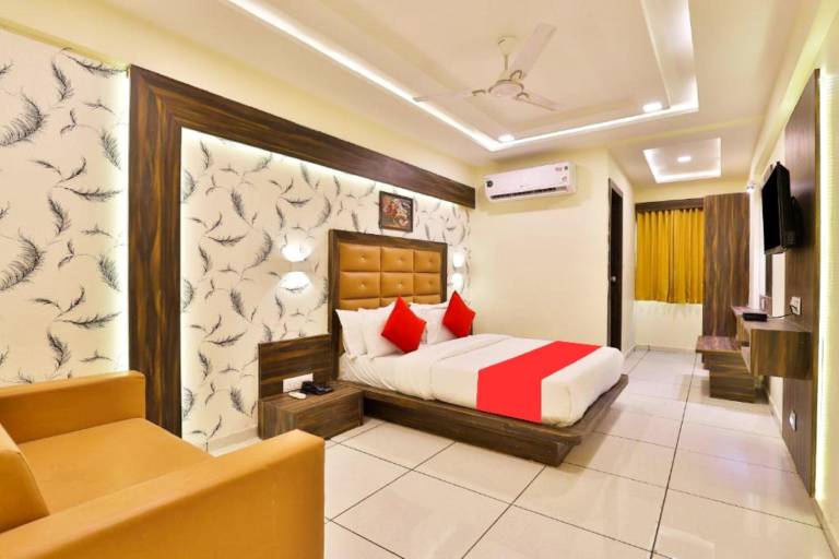 Goroomgo Silver Palace Ahemadabad in Ahmedabad