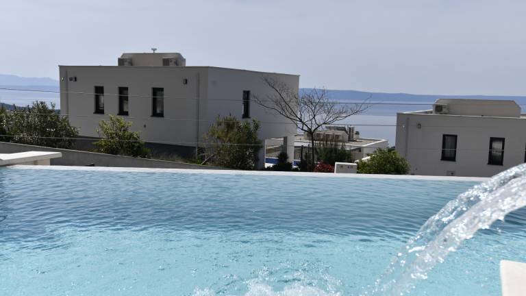 Villa with yard, hot tub & terrace | Pet-friendly in Tucepi