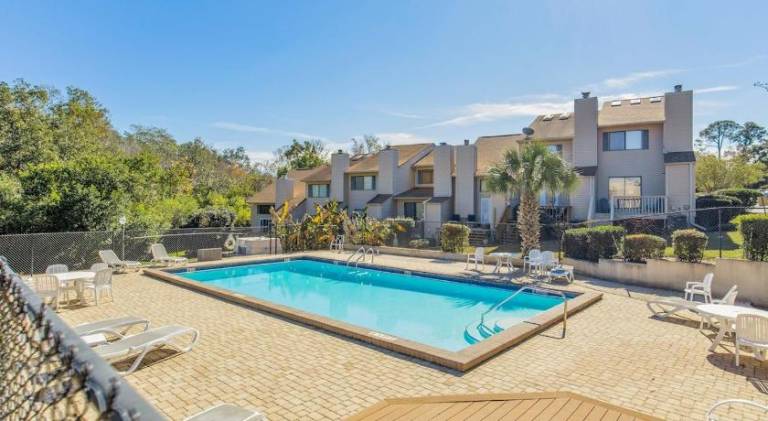 Apartment with pool — photo 3