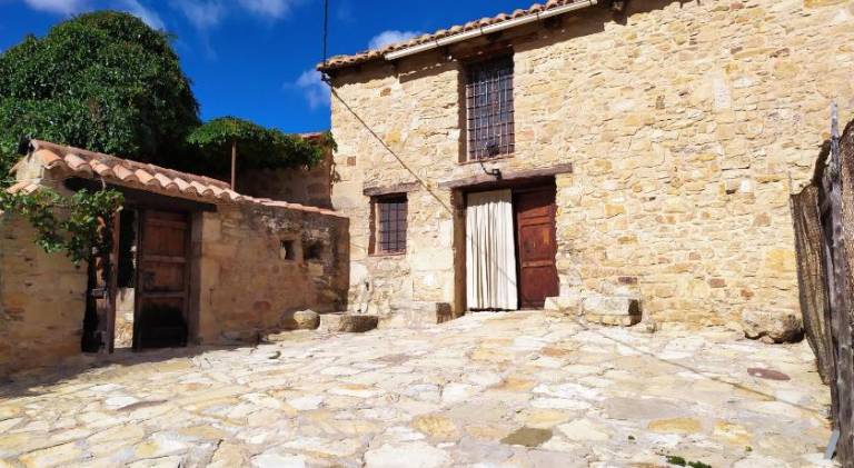 Vacation home with pool, grill & patio in Teruel