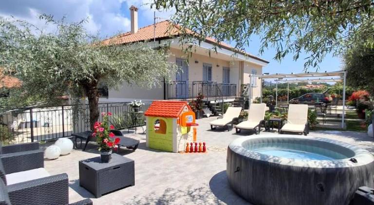 Vacation home with jacuzzi, patio & barbeque — photo 2