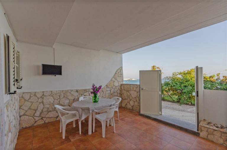 Apartment with BBQ & patio | Sea view — photo 2