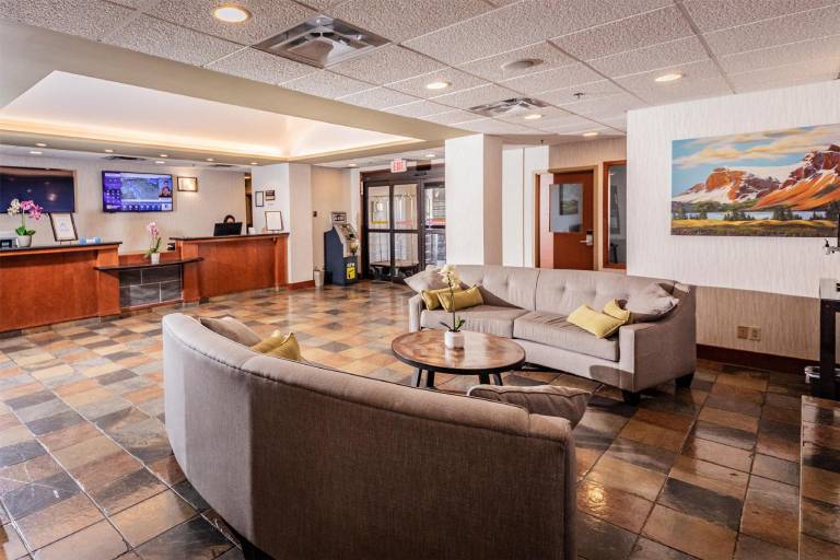 Service Plus Inn and Suites Calgary — photo 4