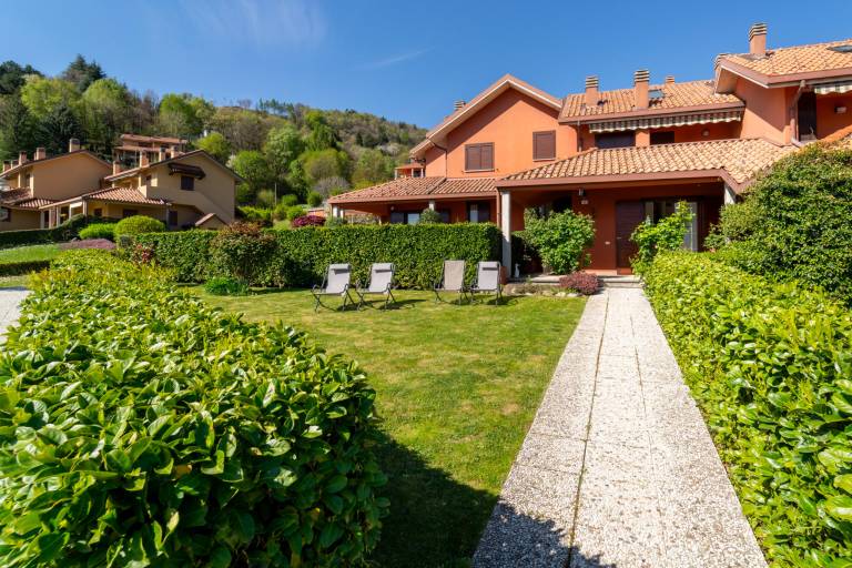 Panorama Lake and Garden by Wonderful Italy