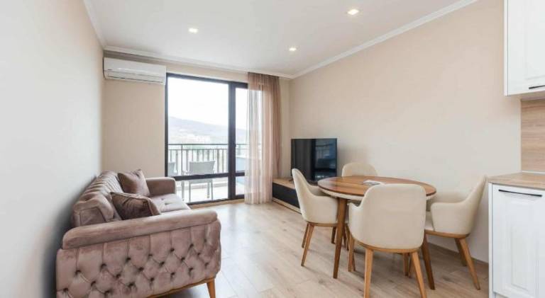 Serviced apartment with pool, garden & patio — photo 2