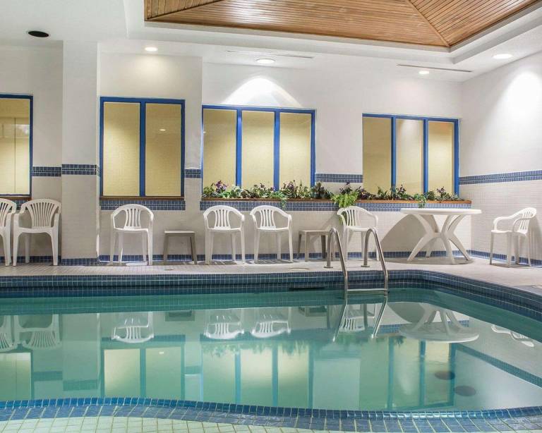 Comfort Hotel & Suites — photo 5