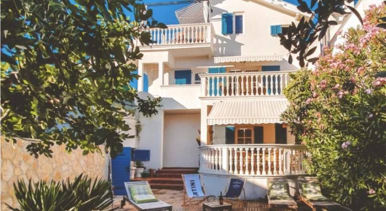 Holiday apartment with terrace, barbeque & yard in Vodice