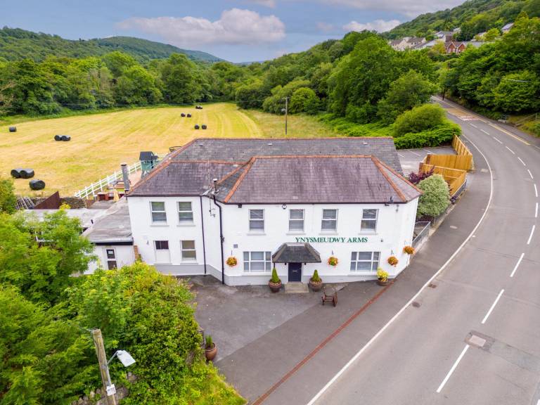 House with barbecue, patio & garden | Good for workation in Neath