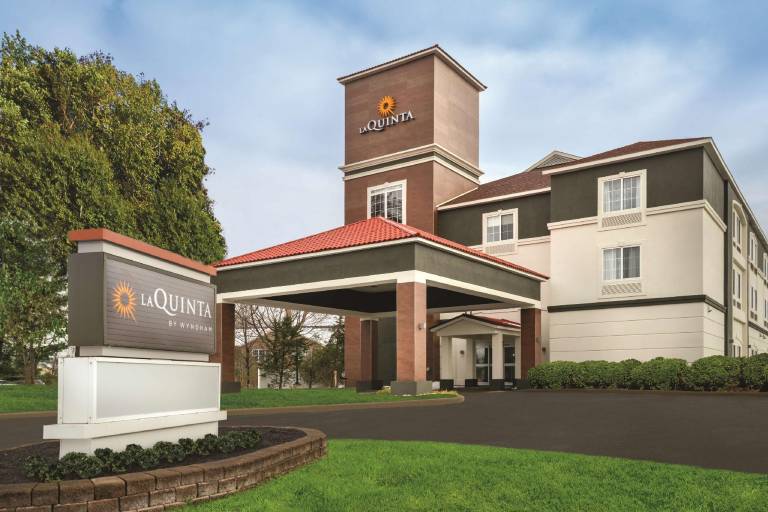 La Quinta Inn & Suites by Wyndham Latham Albany Airport in Latham, NY