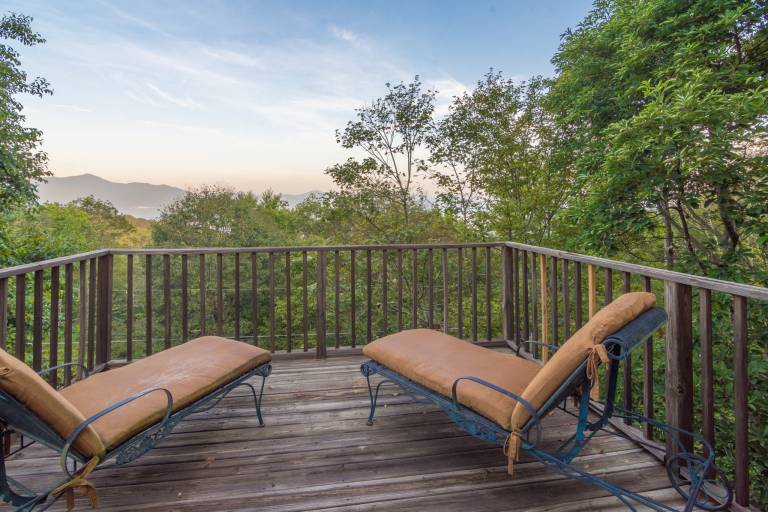 Cottage with grill & hot tub | Mountain view — photo 3