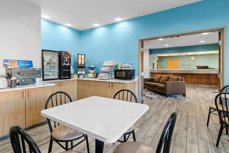 Days Inn & Suites by Wyndham Castle Rock — photo 4