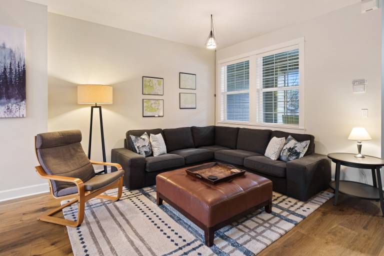 Tranquility on the Bluffs - Hot Tub, Walkable Location, Fenced Yard, EV Charger in Bend, OR