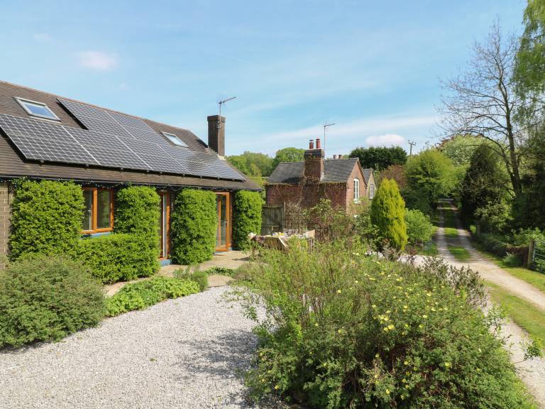Cottage with garden — photo 2