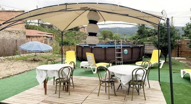 Vacation home with yard & pool in Huesca
