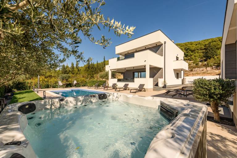 Villa with private pool, jacuzzi & barbeque — photo 3