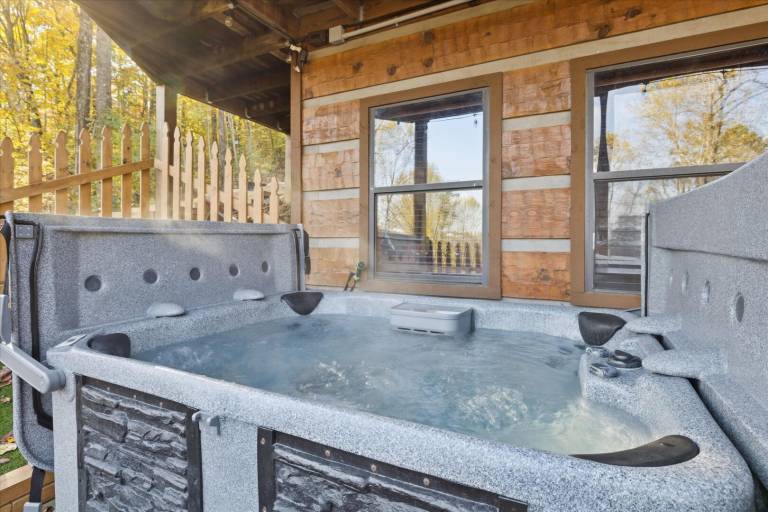 Family-oriented cabin with jacuzzi, pool & patio | Mountain view | Good for workation | Pets allowed — photo 2