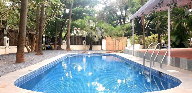 The White House with Private Pool, Calangute Beach in Baga