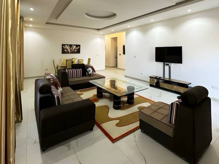 2BR Apartment with Pool and Wifi near Airport