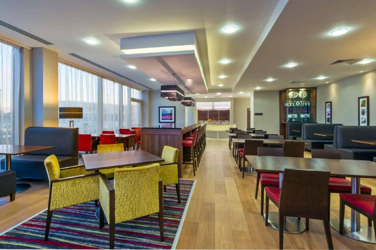Hampton by Hilton London Luton Airport — photo 3