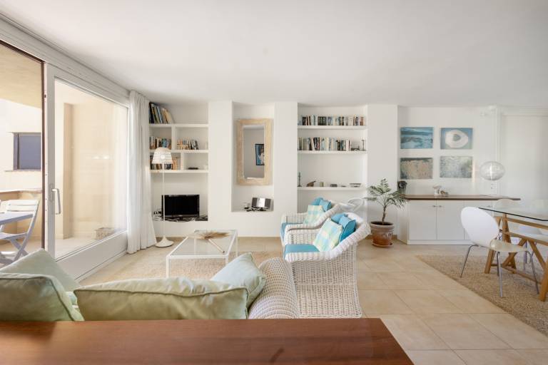 Fantastic Beachfront Apartment with Sea Views — photo 4